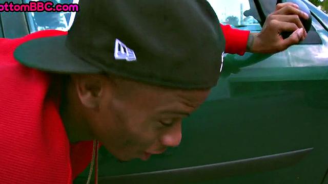 черный хулиган сначала сосёт, потом скачет на белом хере как в цирке