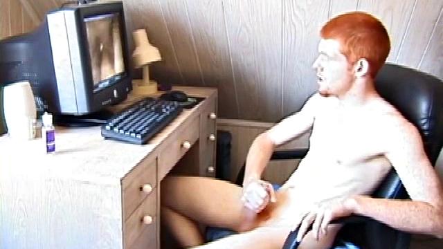 Тристиан дрочит за компом и кончает на экран