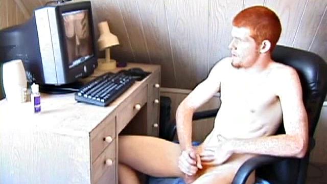 Тристиан дрочит за компом и кончает на экран