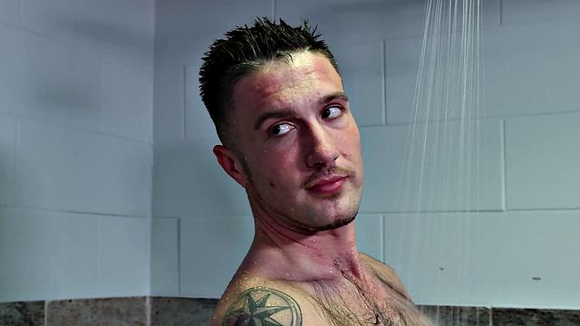 отчим с мылом жестко шпилит спортсмена в голую жопу