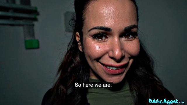 Зрелая туристка торгуется телом и получает по полной от инспектора масок на улице Европы.