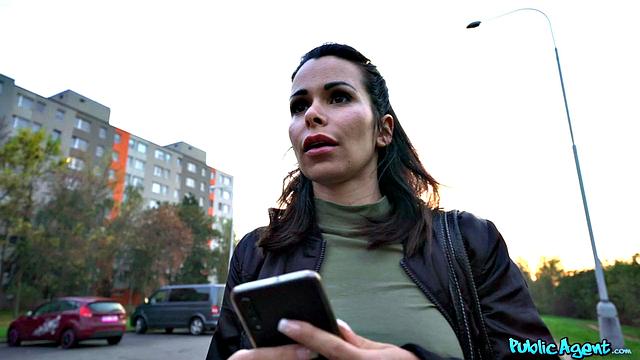 Зрелая туристка торгуется телом и получает по полной от инспектора масок на улице Европы.