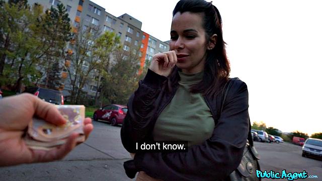 Зрелая туристка торгуется телом и получает по полной от инспектора масок на улице Европы.