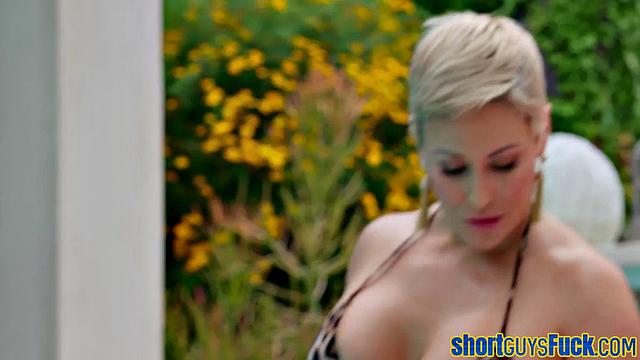 Зрелая блондинка с большими сиськами скачет на члене у коренастого парня у бассейна.