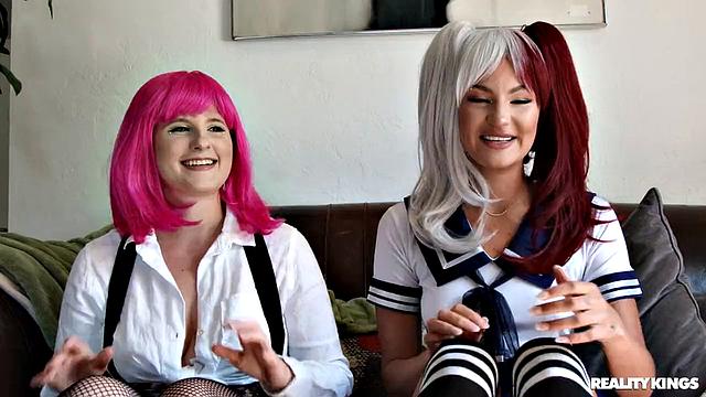 Bess Breast и Mila Monet трахаются с Oliver Flynn в костюмах для взрослых косплееров, выясняя, кто из них сексуальнее.