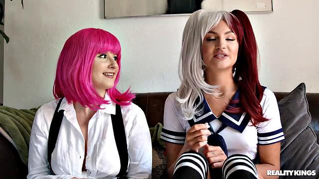 Bess Breast и Mila Monet трахаются с Oliver Flynn в костюмах для взрослых косплееров, выясняя, кто из них сексуальнее.