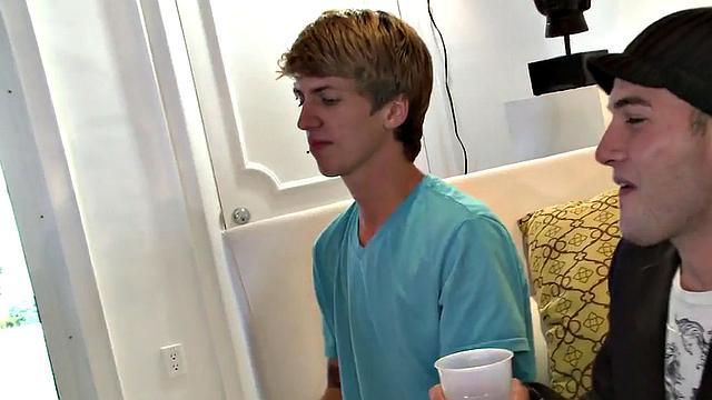 Public blowjob skills at party with dancers