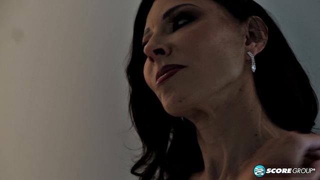 милфа Agatha Delicious не сдерживает стоны под страстным пасынком