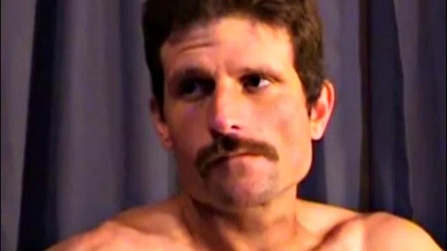 Том дрочит: зад - огонь, характер - цирк