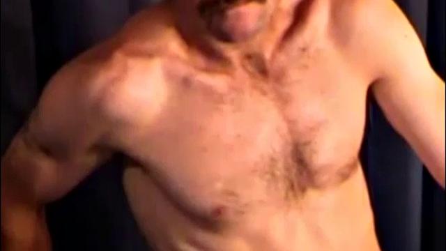 Том дрочит: зад - огонь, характер - цирк