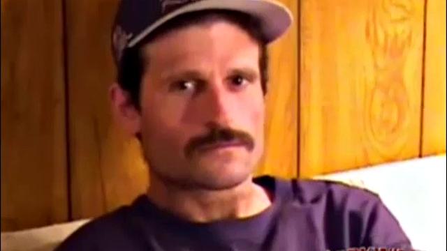 Том дрочит: зад - огонь, характер - цирк