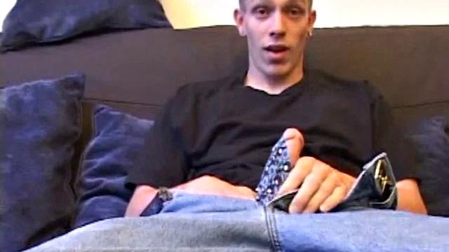 Шейн дрочит и одновременно осваивает анальную игру, мастер на все руки