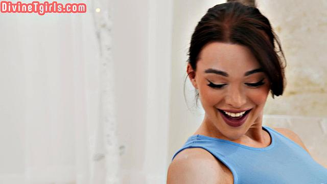 рыжая транса трахается раком прямо на тренировке