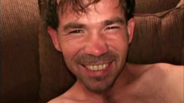 смотри, как шеннон дрочит член и мощно кончает