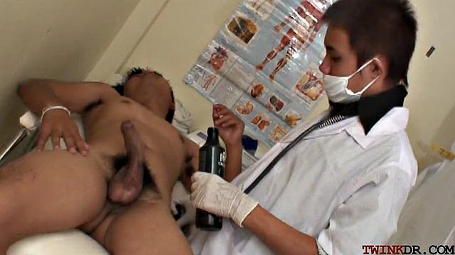 Азиатский спортсмен трахает доктора после осмотра, гей сцена.