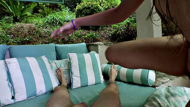 Смотри, как Lyra Law скачет в позе наездницы у бассейна и показывает татуированную киску