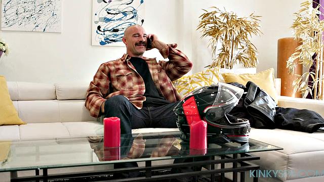 Эйприл Олсен устраивает клиенту горячий массаж с глубоким минетом и страстным сексом в салоне