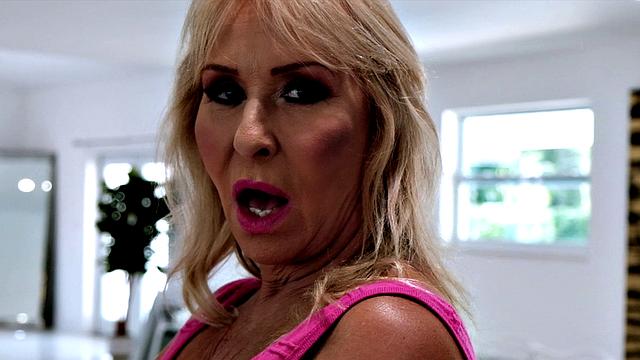 разведённая милфа играет с игрушками и шутит над зрителем