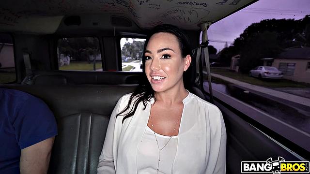 Шефиня опаздывает на встречу и выкупает свой проезд натурой в автобусе с Preston Parker и Kitten Latenight - вот это переговоры!