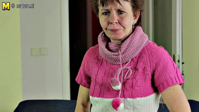 Смотри, как худенькая зрелая домохозяйка играет с волосатой киской