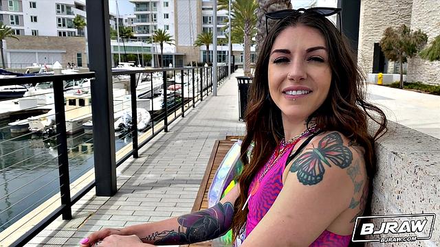 бренна сосёт и трахается на диване