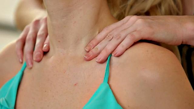 милфа с маленькой грудью жёстко трет киску малышке в сапогах после массажа