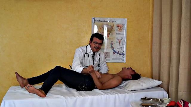 доктор тиклс устраивает фетиш-сессию с азиатским пациентом