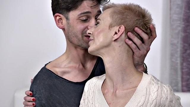 Grey gilf dickriding after seduction in erotic couple