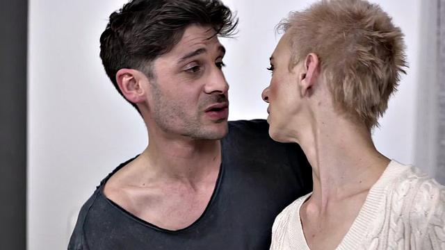 Седая бабушка соблазняет и ярко скачет на члене страстной ночью