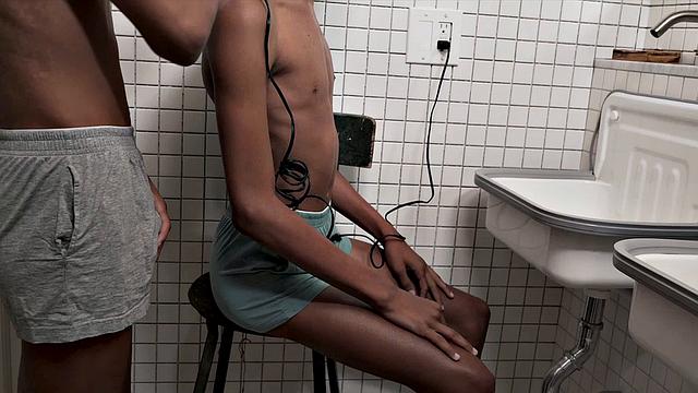 братья-близнецы меряются членами под душем