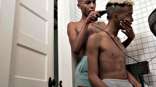 братья-близнецы меряются членами под душем