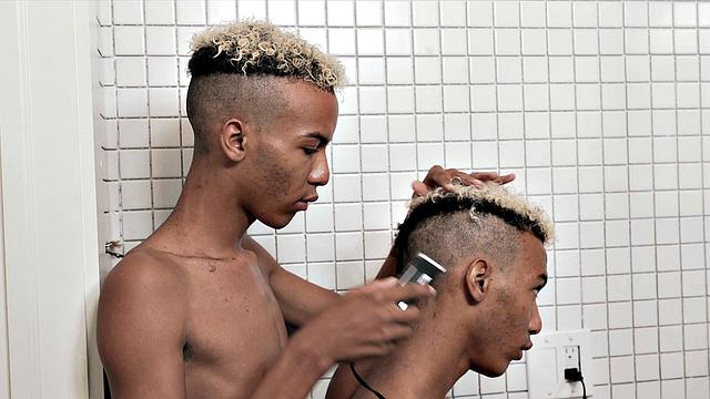 братья-близнецы меряются членами под душем