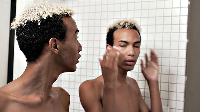 братья-близнецы меряются членами под душем