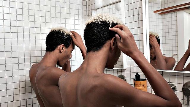 братья-близнецы меряются членами под душем