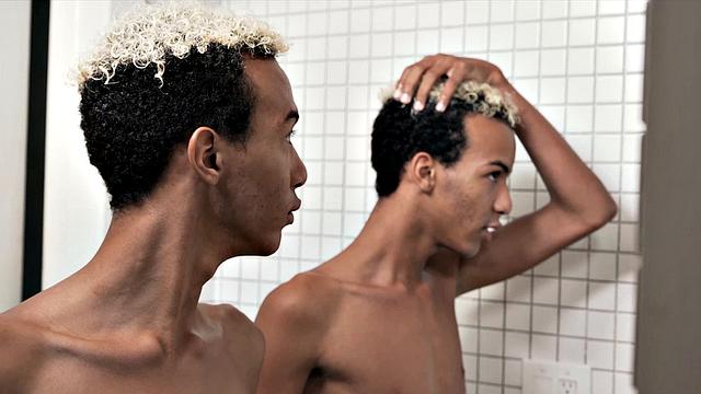 братья-близнецы меряются членами под душем