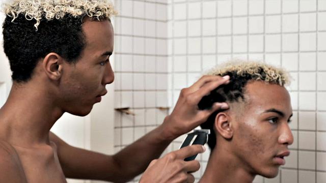 братья-близнецы меряются членами под душем