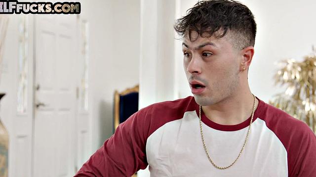 Зрелая бабушка сосёт и получает по-собачьи на кухне