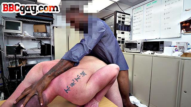 чёрный начальник жёстко трахает белого парня прямо в офисе