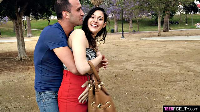 муж тихо кайфует, пока жену растягивают на его глазах