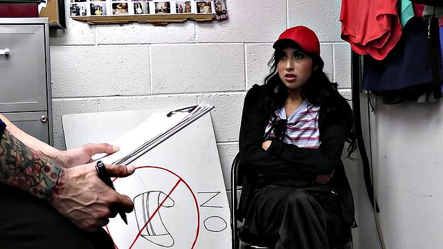 дерзкая брюнетка нарывается на жёсткий трах в подсобке