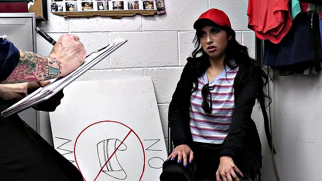 дерзкая брюнетка нарывается на жёсткий трах в подсобке