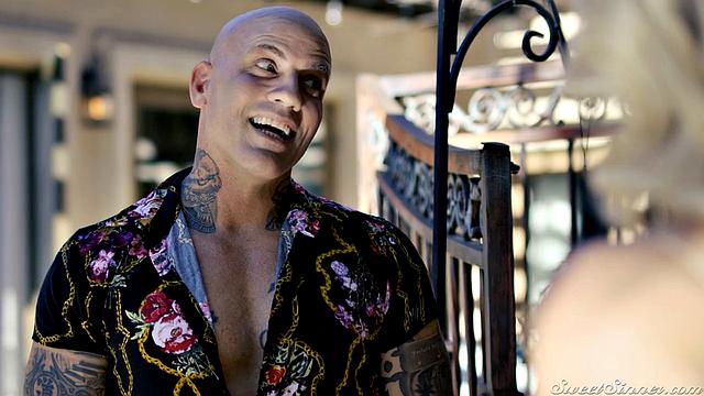 Блондинка Bunny Madison устроила жаркий курортный секс с Ryan Mclane в баре - страсть на грани!