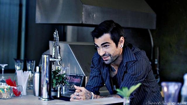 Блондинка Bunny Madison устроила жаркий курортный секс с Ryan Mclane в баре - страсть на грани!