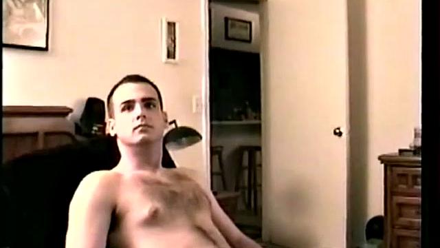 Кейси с внушительным достоинством дрочит на камеру для геев зрителей.