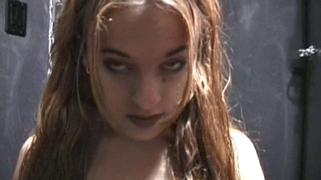 жаркая рыжая в жестких верёвках и с мокрой киской