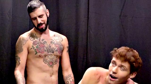 татуированный мужик трахается с рыжим твинком без резинки