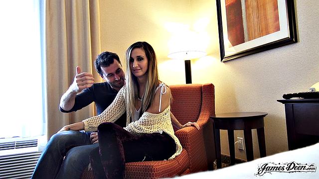 mystica jade балуется с телефоном и трогает сиськи