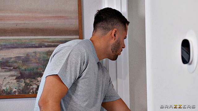 сосед застал камгерлу за работой и трахнул её