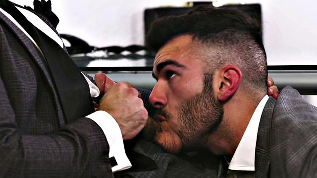 New York Realtor Fucks HR Honcho - RagingStallion