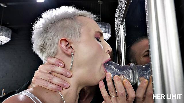 Итальянская шлюха с короткими волосами сосёт и даёт в жопу Лука Ферреро перед зеркалом, жадно глотая сперму и наслаждаясь жёстким анальным трахом в серебристом платье.